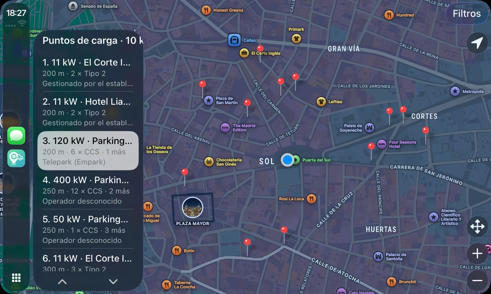 CargaLive on CarPlay: the map of central Madrid with the chargers marked and, on the left, the list sorted by distance with the power, connectors and operator of each one